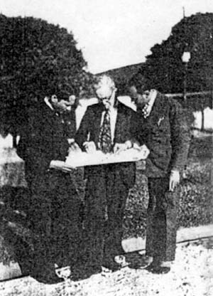 Figura 28 - Alexander Altberg apresenta o projeto do Retiro a funcionários do Sindicato dos Trabalhadores do Livro e do Jornal, Vassouras, RJ, 1933 ou 34 [Coleção Alexandre Altberg]