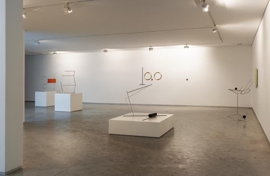 Waltércio Caldas. Vista geral da exposição. Peças de um cenário que resignificam o espaço da galeria.  [acervo Galeria Paulo Darzé]