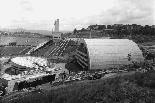 Estádio e complexo poliesportivo do Pacaembu, construção, São Paulo, anos 1940<br />Foto divulgação  [Acervo FAU USP / livro <i>Museu do Futebol</i>]