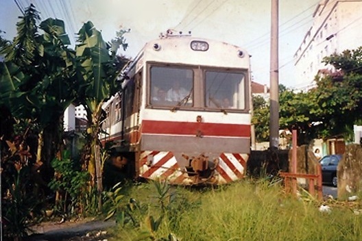 Trem passando por travessia de pedestres<br />Foto Orlando Faya 