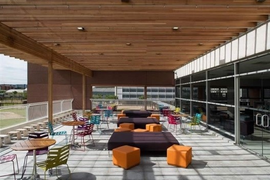 Biblioteca São Paulo, Parque da Juventude, São Paulo. Escritório Aflalo & Gasperini (arquitetura), Dante Della Manna (interiores) e Univers Design (design gráfico)<br />Foto Daniel Ducci 