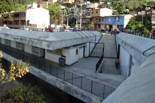 Equipamentos complementares do Colégio Santo Domingos, com rádio comunitária<br />Foto Noemi Zein Teles 