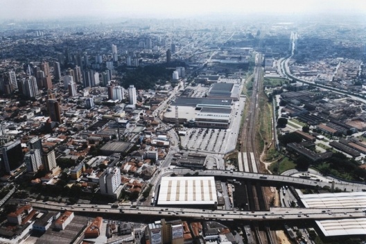 Shopping ABC Plaza, localizado entre a Avenida Industrial (esquerda) - e a via férrea (direita) [Acervo da autora, 2003]