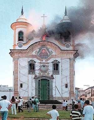 Vista da fachada no dia do incêndio