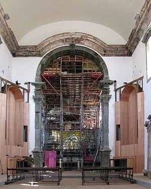 Capela-mór escorada para consolidação da cúpula em barrete de clérigo (ver desenho em corte) vendo-se o arco cruzeiro ao centro, ladeado pelos novos altares