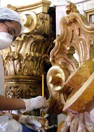 Restauração do altar-mór (detalhe do douramento)