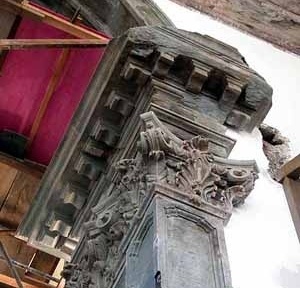 Detalhe do arco- cruzeiro em pedra aparelhada 