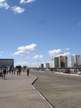 Passeio entre o CONIC e o Conjunto Nacional. Repare na presença constante da linha do horizonte e em sua relação com a horizontalidade da marquise do pavilhão superior da Plataforma<br />Foto Eduardo Pierrotti Rossetti, 2009  [Acervo pessoal]