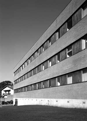 Programa Especial de Realojamento/ Conjunto Habitacional do Outeiro, Maia, 1996-1999, Francisco Portugal e João Álvaro Rocha<br />Foto Luís Oliveira Santos 