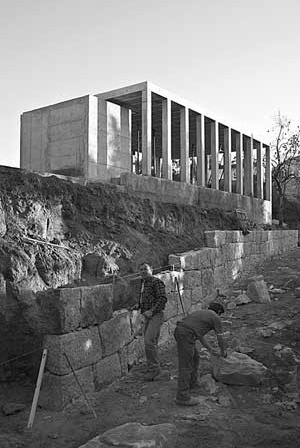 Pavilhão, Quinta em Santiago, 2002. Execução dos muros do acesso<br />Foto Jorge Garcia Pereira 
