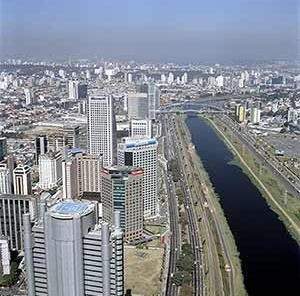 Avenida Luiz Carlos Berrini, São Paulo, Brasil<br />Foto Nelson Kon 
