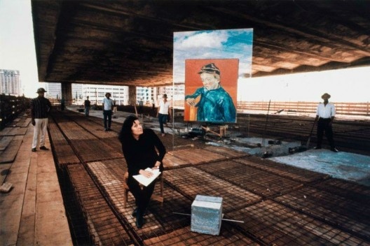 Masp em construção. Lina Bo Bardi ao lado da pintura "O escolar", de Van Gogh<br />Foto Lew Parrela 