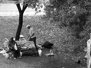 Moradores de rua em área pública no entorno no Centro Municipal de Cultura e Lazer Lupicínio Rodrigues, Porto Alegre<br />Foto Marilice Costi 