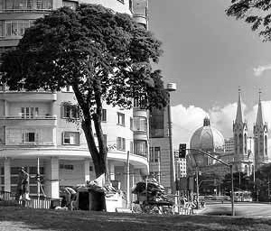 Moradores de rua no Parque D. Pedro, centro de São Paulo<br />Foto Nelson Kon 