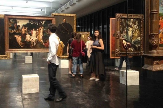 01-03. Reabertura da Pinacoteca do Masp na noite do dia 10 de dezembro de 2015. Os cavaletes de cristal, projeto original de Lina Bo Bardi, redesenho de Martin Corullon e Gustavo Cedroni<br />Foto Abilio Guerra 