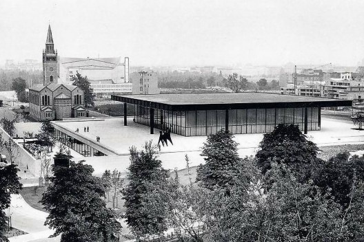 A recém inaugurada Neue Nationalgalerie Berlin com uma obra de Alexander Calder na área próxima ao Jardim de Esculturas<br />Foto/photo Deutsche Presse-Agentur GmbH, 1968 