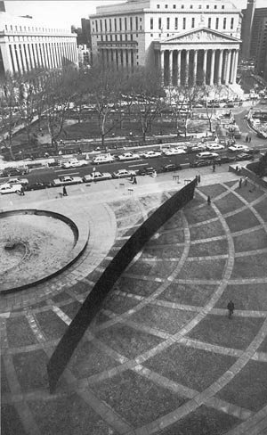 Instalação "Tillted Arc", de Richard Serra. Federal Plaza, Nova York ["Richard Serra", Ed Rizzoli, New York]