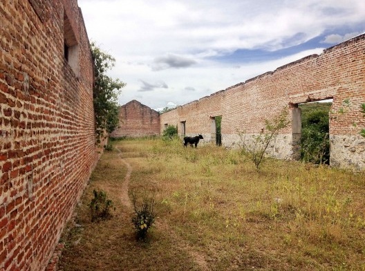 Ruínas das antigas instalações utilizadas como hospital no Campo do Patú, Senador Pompeu CE<br />Foto Laura Belik, 2018 