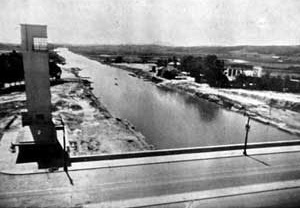 Canalização do segundo trecho do rio Tietê, entre a Ponte Grande e a Casa Verde. Em primeiro plano, a recém inaugurada Ponte das Bandeiras<br />Foto B. J. Duarte  [MAIA, Francisco Prestes. Os melhoramentos de São Paulo]