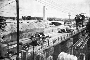  A Ponte Grande pouco antes de sua demolição. Ao fundo: a Ponte das Bandeiras<br />Foto B. J. Duarte  [MAIA, Francisco Prestes. Os melhoramentos de São Paulo]