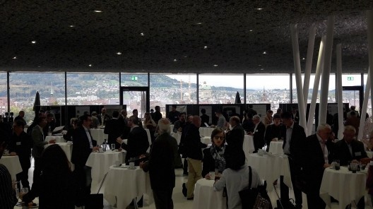 Lobby do Kursaal, local de realização da conferência, com vista para a cidade de Berna ao fundo<br />Foto Gabriela Celani 