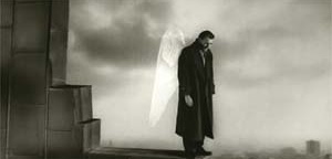 Asas do Desejo, de Win Wenders, 1987.  Refilmado em 1998, com o título Cidade dos Anjos (esse ambientado em Los Angeles), mostra a cidade de Berlin de cima, sob os olhos de alguém que aí quer ficar, desejando o mundo real, a cidade real
