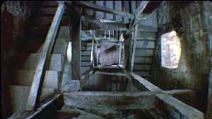 Cena de Um Corpo que cai / Vertigo, de Alfred Hitchcock, de 1954. Como em O hotel de um milhão de dólares, a trama gira em torno de um corpo (de fato, dois) que cai