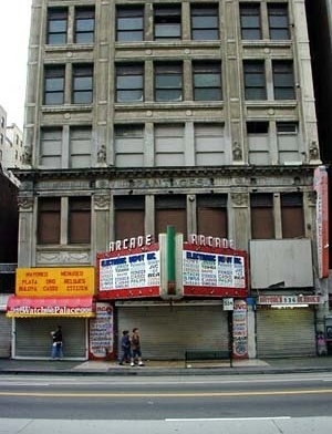 LA, Arcade Theater, de 1910, na 534 S. Broadway.<br />Foto circa 2000.  [http://www.you-are-here.com]
