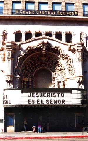 LA, One Million Dollar Theater, na 307 S. Broadway, de 1917.  [http://www.gmrnet.com/theaters.html]