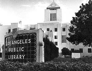 Biblioteca pública de Los Angeles.  Construção de 1926, em estilo Bizantino, egípcio, moderno e espanhol, foi restaurada depois do incêndio de 1986 [Website da University of California Santa Barbara]