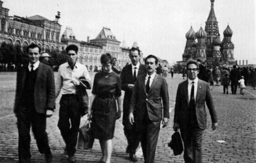 01. Fábio Penteado, Pedro Paulo de Melo Saraiva, Joana (tradutora do grupo em Moscou), Jon Maitrejean, Paulo Mendes da Rocha e Alfredo Paesani, Praça Vermelha, Moscou, 1962
Acervo Paulo Mendes da Rocha
02. Pedro Paulo de Melo Saraiva, Fábio Penteado e Pau<br />Foto Fernando Mendonça 