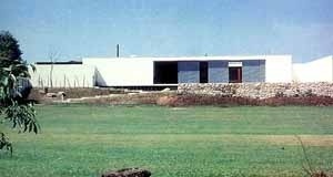 Residência Rafael R. da Luz, arquiteto Oswaldo Arthur Bratke, 1986 [SEGAWA, Hugo e DOURADO, Guilherme Massa. Oswaldo Arthur Bratke. São Paulo, ProEditores, 19]