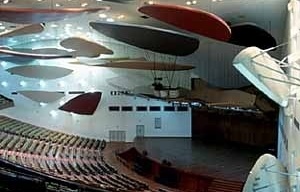 Aula Magna, Ciudad Universitaria de Caracas, Carlos Raúl Villanueva. Interior com móbiles de Alexander Calder, 1952-53