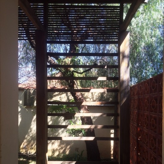 Varanda em casa no interior de São Paulo, com dispositivos de sombreamento<br />Foto AG 