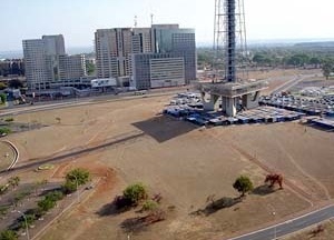 Feira de Artesanato da Torre de Televisão, canteiro central do Eixo Monumental Oeste. Trata-se de uma feira tradicional que funciona somente nos fins de semana, apesar das barracas ficarem montadas permanentemente