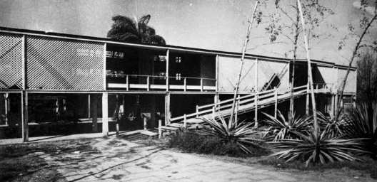 Escola Julia Kubitschek em Candangolândia<br />Foto divulgação  [IPHAN. GT-Brasília: memórias da preservação do patrimônio cultural do Distrito Federal]