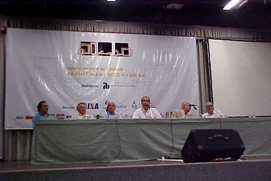 Arquitetos Jayme Zettel, Miguel Pereira, João Filgueras Lima, Haroldo Pinheiro, Severiano Porto e Joaquim Guedes na Mesa Redonda de encerramento do XVII CBA, no Rio Centro<br />Foto Carlos Fayet 