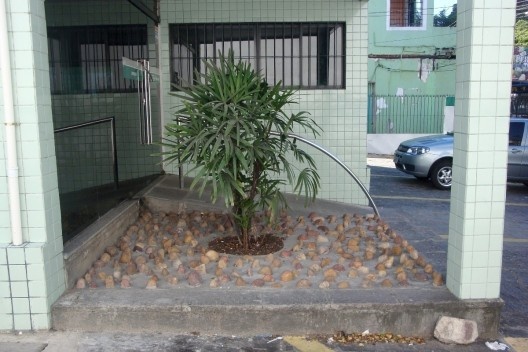 Assentamento irregular de seixos sob marquise de laboratório, para evitar permanências indesejadas no local<br />Foto Patrícia Alonso de Andrade, 2010 