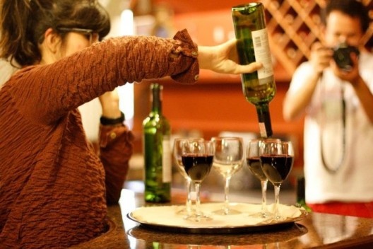 Produção preparando taças de vinho para plateia, Move Cine Arte – Festival Internacional de Monte Verde<br />Foto Thalles Garbin 