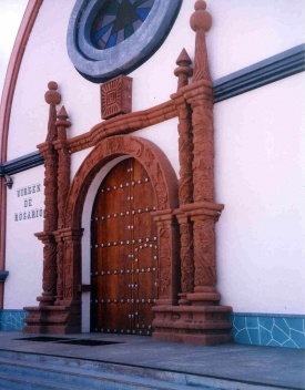 Portada do Templo "Virgem do Rosario". Note-se os detalhes do barroco mestiço e tiahuanaco