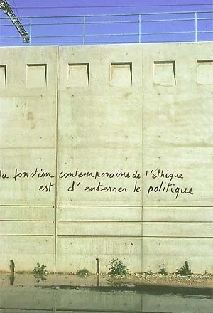 Parede do pavilhão francês: "A função contemporânea da ética é enterrar a política [Pavilhão Francês]