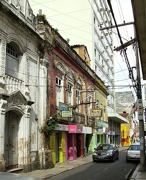 Fig. 2 - Sobrado à esquerda da capela [Domingos Oliveira, 2007]