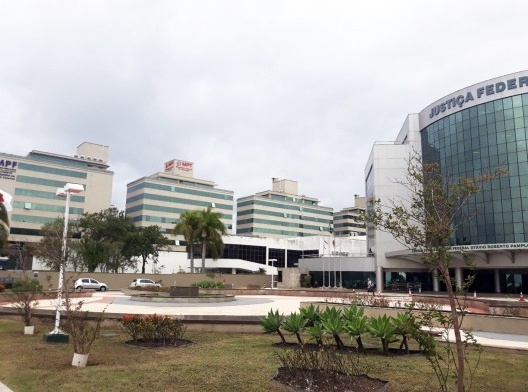 Edifícios sede da Justiça Federal de Santa Catarina e torres do Ministério Público Federal e Ministério Público do Trabalho: construções de alto padrão construtivo, às margens da avenida popularmente conhecida como Beira Mar Norte<br />Foto Isabela Martins, 2019 