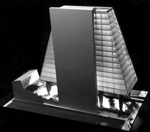 Proposta original – embasamento em “pilotis” com praça “pública” e torre piramidal – “landmark” [ANELLI, Renato; GUERRA, Abilio; KON, Nelson. Rino Levi, arquitetura e cidade. São Paulo, R]
