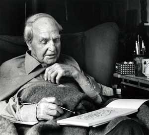  Henry Moore desenhando em Hoglands, 1983 [The Henry Moore Foundation]