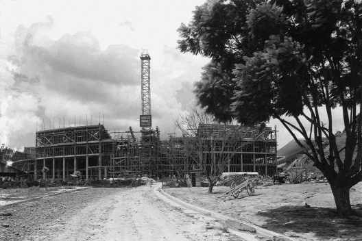 Estádio e complexo poliesportivo do Pacaembu, construção, São Paulo, anos 1940<br />Foto divulgação  [Acervo FAU USP / livro <i>Museu do Futebol</i>]