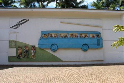 Rodoviária de Brumadinho, mural em alto relevo, 2005. Artistas John Ahearn e Rigoberto Torres, Galeria Praça, Instituto Inhotim<br />Foto Diogo Augusto Mondini Pereira 