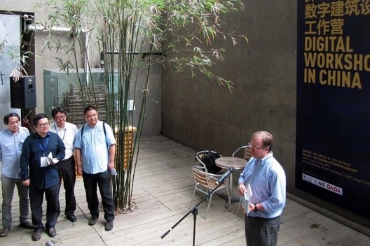 Professor Tom Kvan congratula Feng Yuan na inauguração da exposição Digital Workshop in China<br />Foto Gabriela Celani 