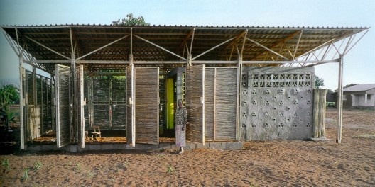 Estudantes da Escola de Arquitetura de Bergen (Noruega), Escola e centro de Formação, Chimundo, Moçambique<br />Foto divulgação 