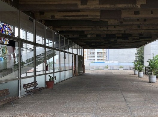 Igreja São Bonifácio, 1964-66, arquiteto Hans Broos. Vista do pátio externo<br />Foto Marcos José Carrilho 